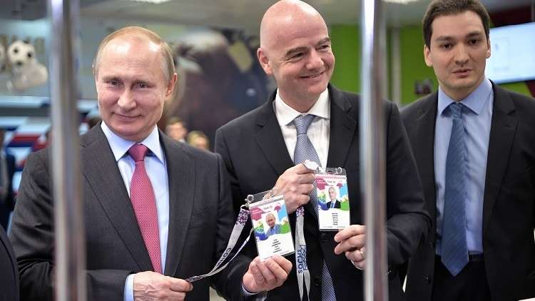 بوتين وإنفانتينو يتسلمان بطاقة 