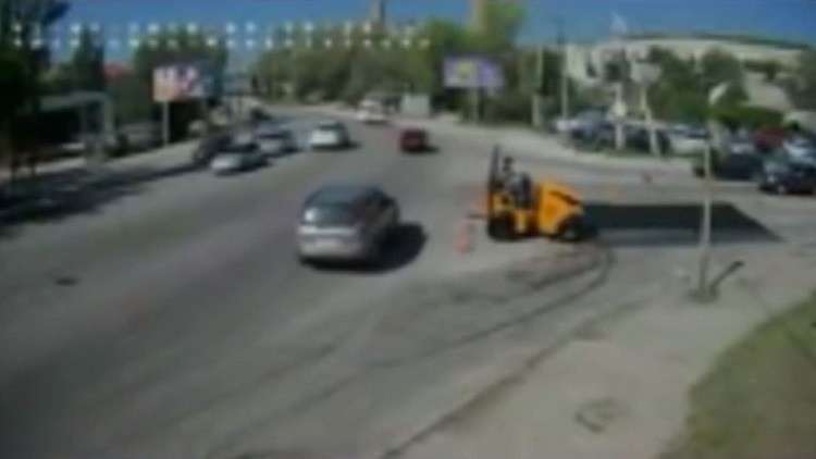 فيديو.. شاحنة ضخمة تسير بسرعة هائلة تتسبب بحادث مروع في أوكرانيا!