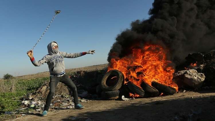 يديعوت إحرنوت: متظاهرون في غزة يسقطون طائرتين مسيرتين بالمقالع (فيديو)