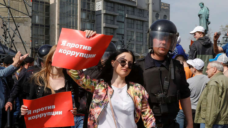 قبيل تنصيب بوتين.. توقيف مئات المحتجين لتنظيمهم مظاهرة غير مرخصة وسط موسكو