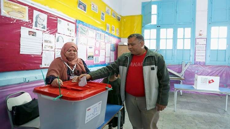 فتح صناديق الاقتراع في الانتخابات البلدية الأولى في تونس بعد ثورة 2011