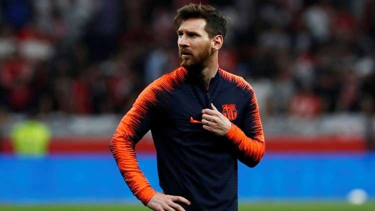 قبل الكلاسيكو.. مطربة عربية شهيرة تتعرض لموقف محرج مع ميسي! (فيديو)