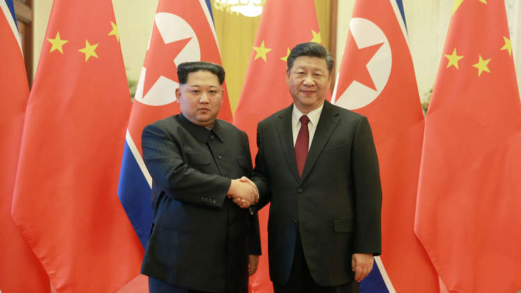 لحظة لقاء زعيم كوريا الشمالية كيم جونغ أون مع الرئيس الصيني