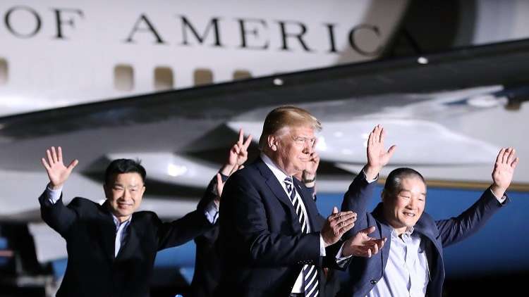 ترامب يستقبل الأمريكيين الثلاثة المفرج عنهم في كوريا الشمالية