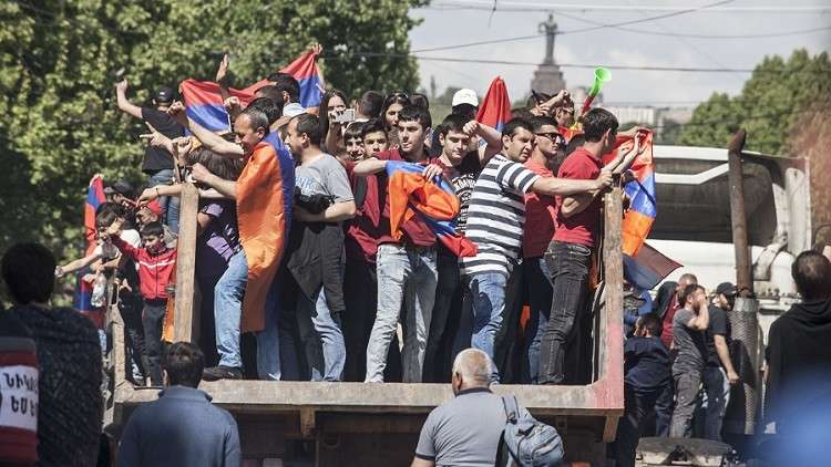 دروس "ثورة الحب".. الممارسة في الشارع