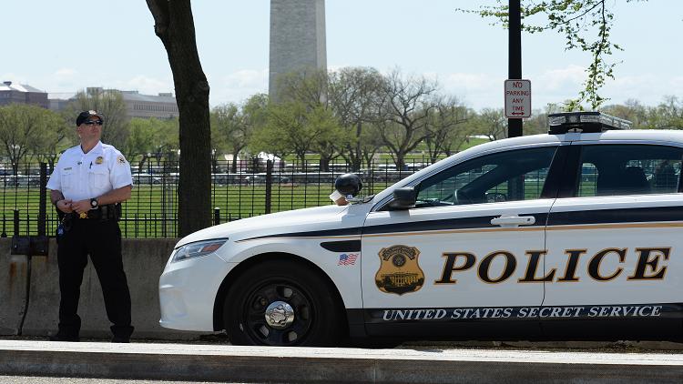 طفلة تقفز من سيارة أثناء سرقتها! (فيديو)