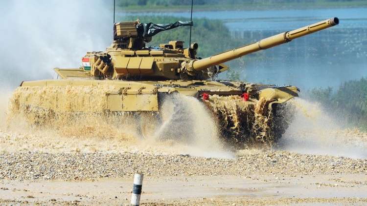 تعب الهنود من الجلوس داخل "ت-90" فقرروا اعتلاء ظهرها