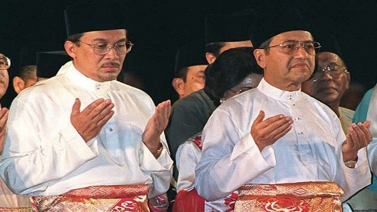 الملك الماليزي يعفو عن المعارض أنور إبراهيم 
