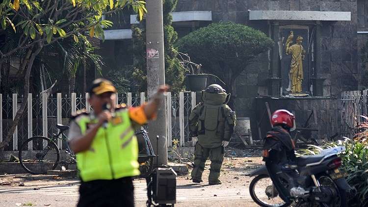 قتلى وجرحى بتفجيرات انتحارية استهدفت 3 كنائس إندونيسية