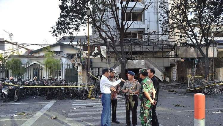 شاهد لحظة التفجير الانتحاري قرب مقر الشرطة في إندونيسيا