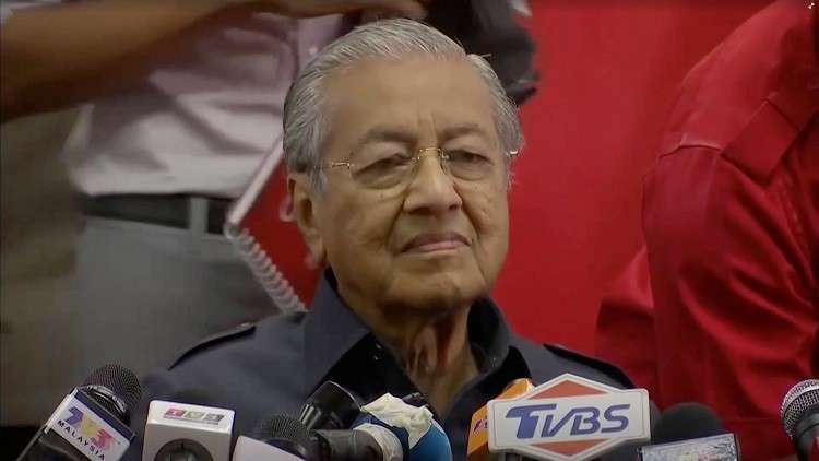 مهاتير محمد يدعو إلى اقتصار هدايا المسؤولين على الورد والطعام