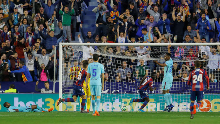 بواتينغ أول من يسجل "هاتريك" في شباك برشلونة منذ 2005