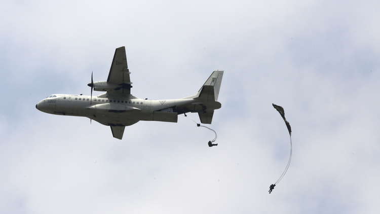 آيرلندا.. تحطم طائرة بعد أن قفز مظليون منها!