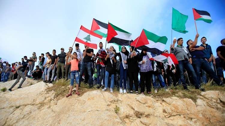 مئات الفلسطينيين يتظاهرون قرب حدود لبنان مع إسرائيل