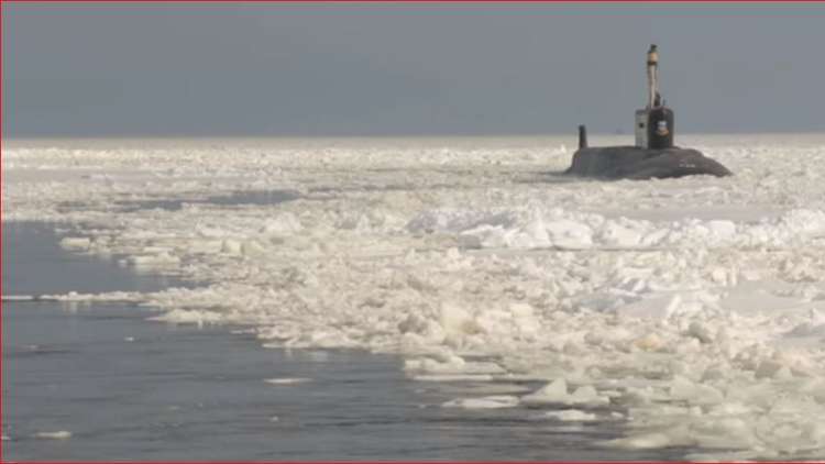 غواصة نووية روسية تكتسح الجليد بالقرب من القطب المتجمد الشمالي 