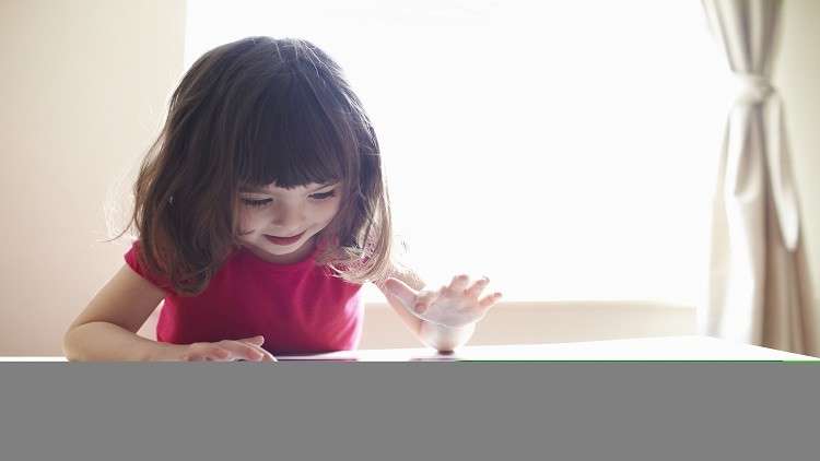 حجب الإنترنت عن الأطفال "انتهاك" قد يعيق تطورهم الاجتماعي! 