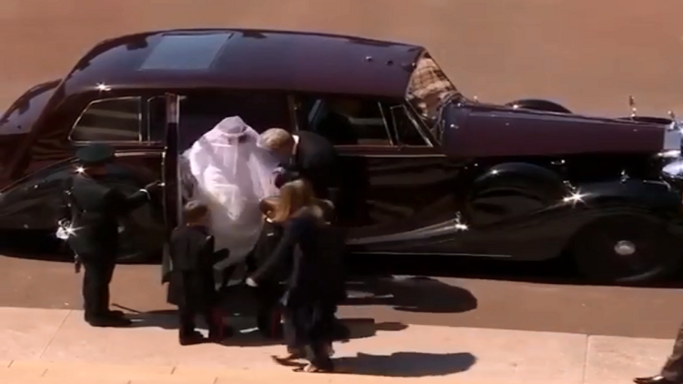 لحظة وصول موكب عروس الأمير هاري لعقد قرانهما