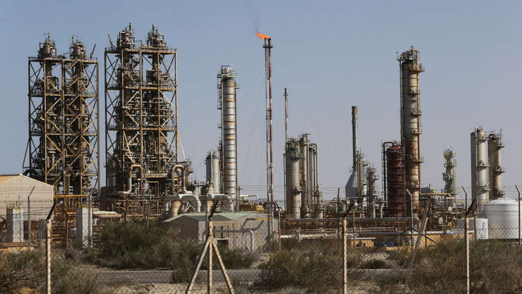 محتجون ينفذون تهديدهم بإغلاق حقول النفط في شرق ليبيا.. و