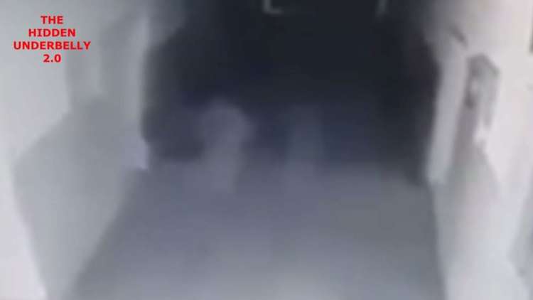 فيديو من كاميرات المراقبة يظهر أشباحا تطارد امرأة في مدينة صربية