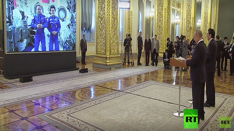 بوتين وآبي يتحدثان إلى رائدي فضاء ياباني وروسي في المحطة الفضائية 