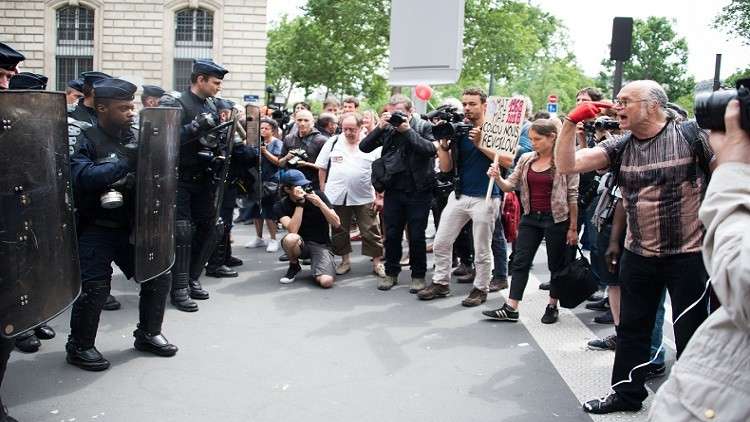 اليساريون الفرنسيون يحتجون ضد إصلاحات ماكرون 
