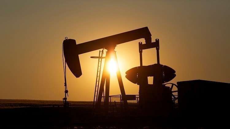 النفط ينخفض مع دراسة روسيا والسعودية زيادة الإمدادات 