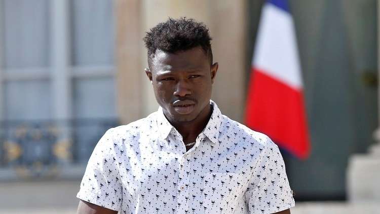 ماكرون يمنح الجنسية للاجئ من مالي أنقذ طفلا 