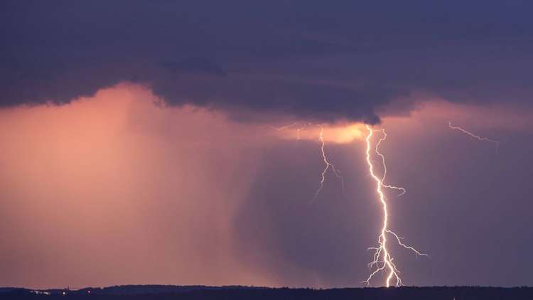 صاعقة كبرى تضيء سماء لندن أثناء عاصفة رعدية