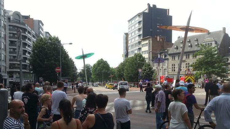 شاهد بالفيديو.. الناس يهربون بعد إطلاق النار بين مسلح  وعناصر الشرطة في بلجيكا