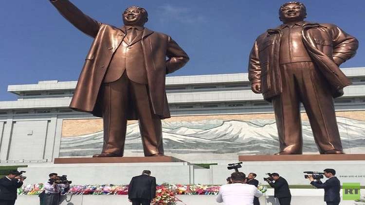 لافروف يضع أكاليل زهور عند تمثالي مؤسس كوريا الشمالية وابنه في بيونغ يانغ