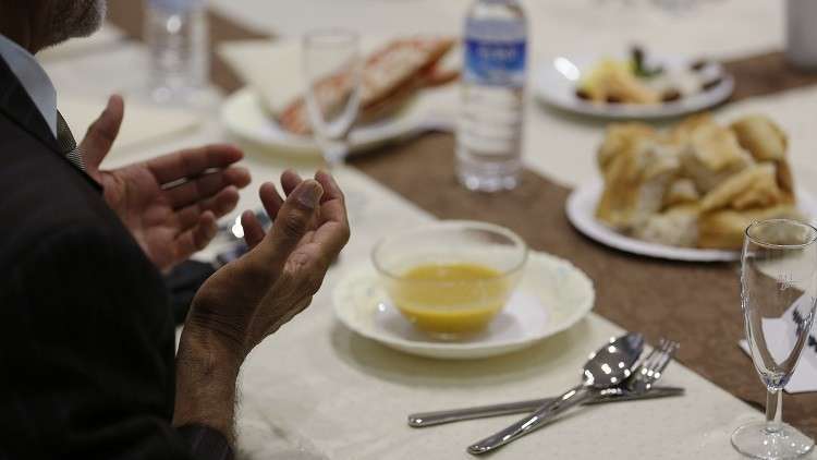 الأوقاف توضح حكم من أفطر.. الإذاعة المصرية ترفع آذان المغرب قبل موعده بـ7 دقائق