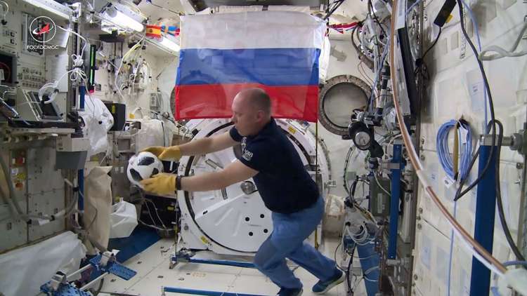 شاهد.. رائدا فضاء روسيان يلعبان بالكرة على متن محطة الفضاء الدولية