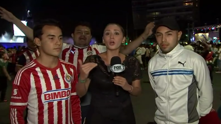 صحفية تضرب مشجع كرة قدم حاول التحرش بها على الهواء مباشرة