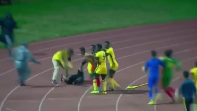 شاهد بالفيديو.. حكم يتعرض للضرب المبرح في الدوري الأثيوبي