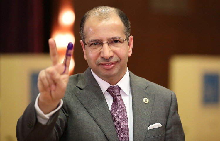 ساسة العراق يصوتون وبارزاني أول المقترعين