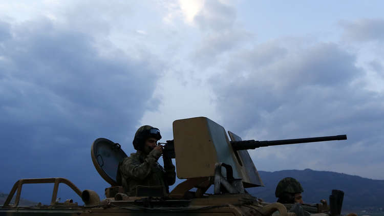 بالصور.. قوات تركية تدخل قرية في شمال العراق