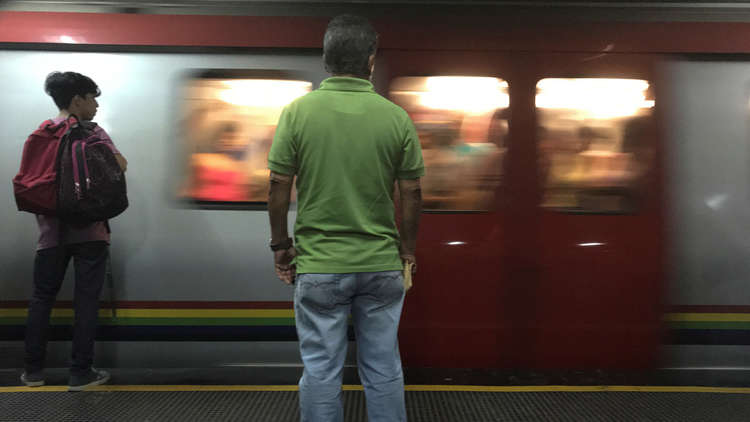 استخدام المترو في فنزويلا مجاني لعدم وجود بطاقات دخول