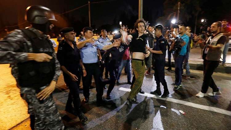 الأردن.. انتشار أمني مكثف في محيط مقر الحكومة بعد تجدد الاحتجاجات (فيديو)