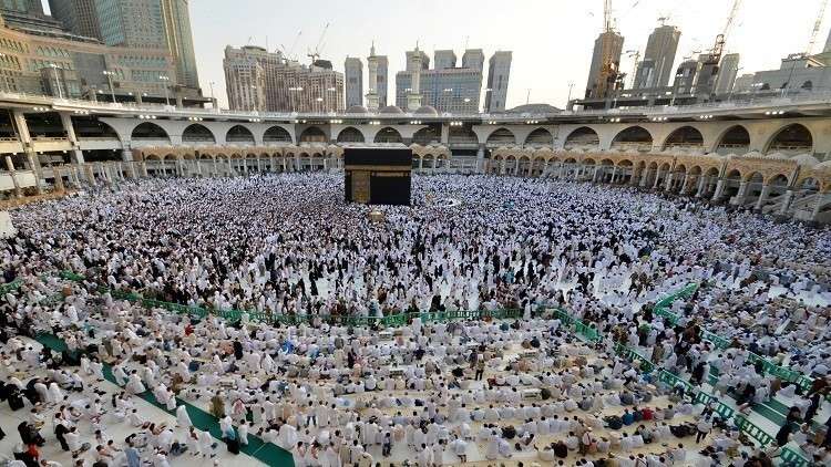 فيديو مثير للجدل.. معتمر يصفع شابا في الحرم المكي