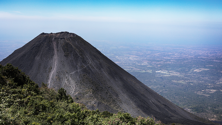 هروب جماعي من الموت خلال ثوران بركان غواتيمالا! (فيديو)
