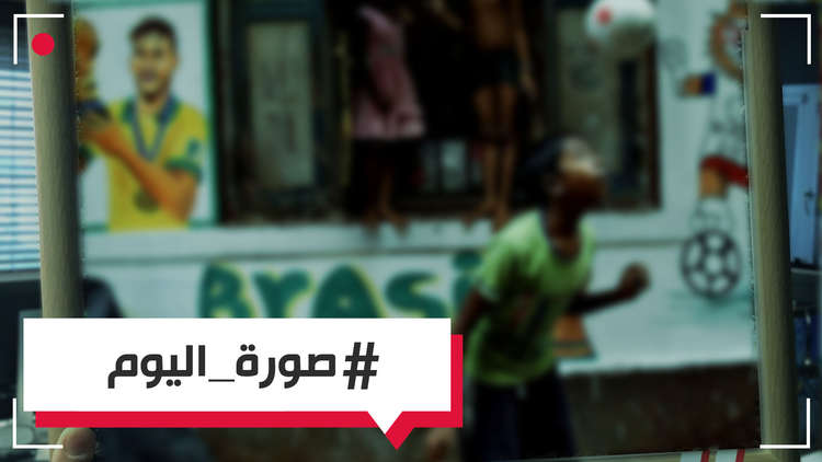 صبي هندي يلعب الكرة 