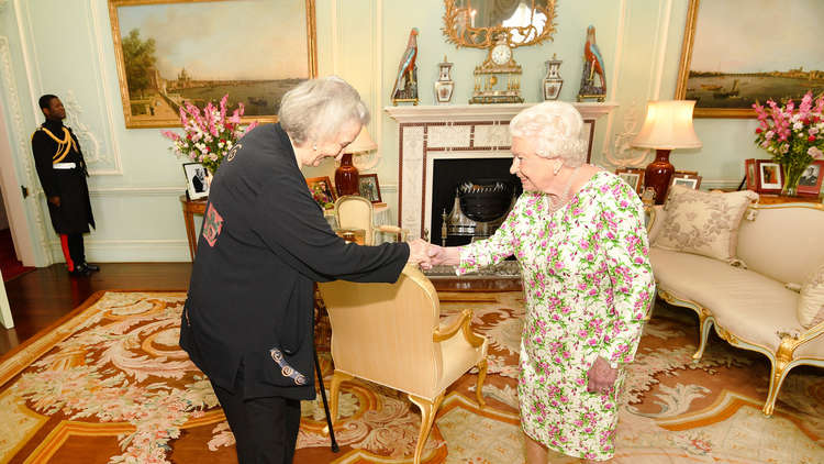 إزالة صورة الأمير هاري وميغان من غرفة استقبال الملكة!