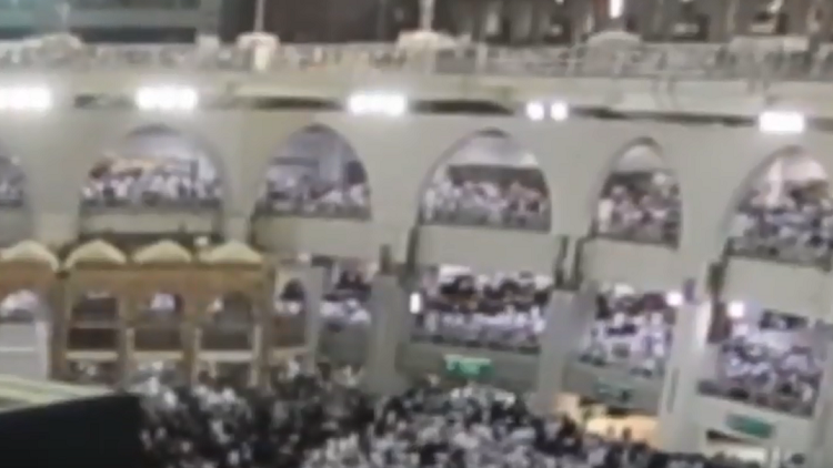 لحظة انتحار شخص داخل الحرم المكي