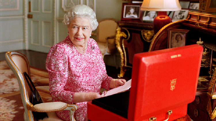 الملكة إليزابيث تخضع لعملية جراحية (صورة)