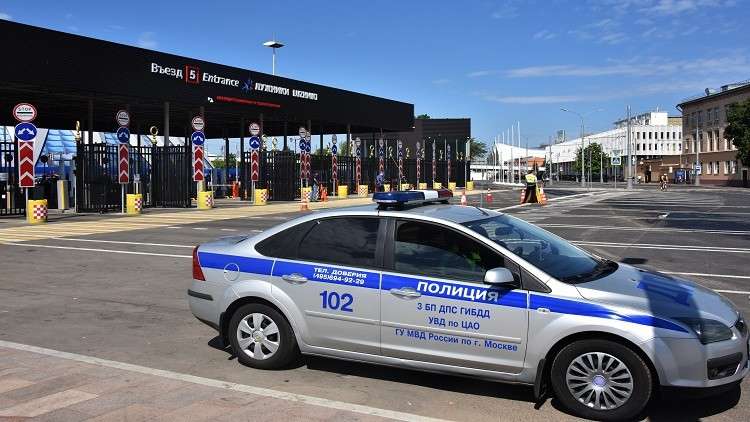 طائرة تلقي بالخطأ 45 طنا من المياه على شرطة مرور 