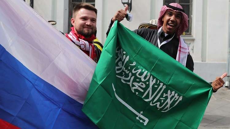 شاهد.. المشجعون السعوديون يحتلون شوارع موسكو