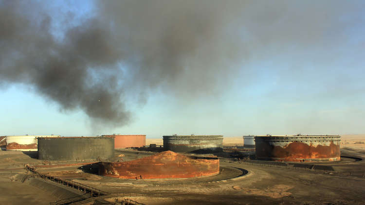 قوات حفتر تخوض مواجهات عنيفة في الهلال النفطي.. وإجلاء للموظفين