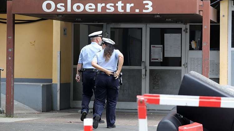 شرطيون ألمان يدخلون مبنى في كولونيا لتفتيش شقة سيف الله هـ. المشتبه به
