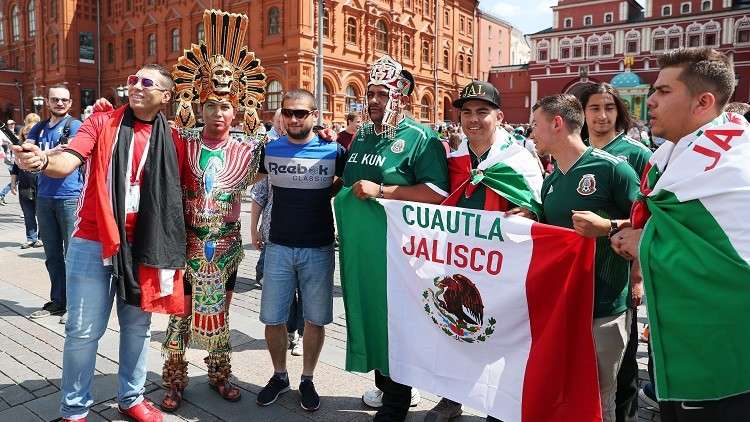 شاهد.. الجماهير المكسيكية تخلق أجواء رائعة في شوارع موسكو