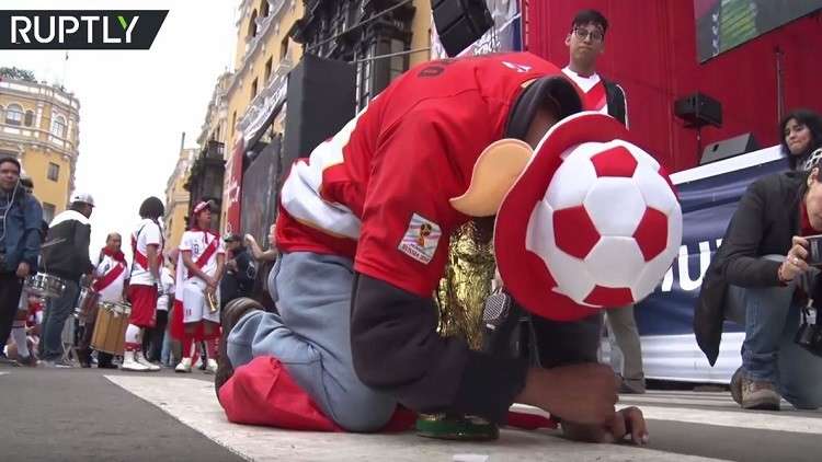 حزن وصدمة مشجعي بيرو عقب خسارتهم أمام الدنمارك